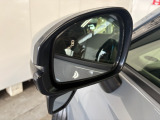 ブラインドスポットインフォメーションを装備!走行中、斜め後方に車両がいることをドアミラー内の表示でお知らせ。車線変更時など、目視では確認しにくい死角の安全確認をサポートしてくれる心強い機能です。