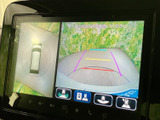 後方の映像に加えて車両周囲の様子も画面で確認でき、駐車時の安全確認をサポートします。目安となるガイド表示も備わり、車庫入れや狭い場所での取り回しに役立ちます。
