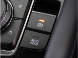 【オートホールド】停車中にブレーキペダルから足を放しても、ブレーキを自動的に制御して、車両の停車状態を保持する機能です。信号待ちなどの停車時に運転者の負担を軽減します。