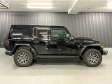 Jeep伝統の台形のホイールアーチを継承し走破性も兼ね備えております。