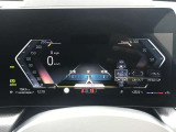 BMWのメーターパネルは選曲や、ラジオのチャンネルなども表示可能です。運転中に目線が泳ぐことなく、安全で疲れにくいです。
