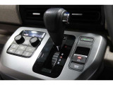 インパネシフトだから視線の移動も少なく足元もスッキリ♪運転席もゆったりしているのでゆとりを持ってドライブできますね!