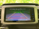 後方の映像にガイドラインが表示され、駐車時に車両後部と周囲との位置関係を確認しやすい仕様です。車庫入れや狭い場所での駐車をサポートします。