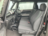 左右のシートが並ぶ車内は、同乗者と一緒に過ごす場面にも使いやすい空間です。座面や背もたれには模様があしらわれ、窓から外の様子も確認しやすいレイアウトです。