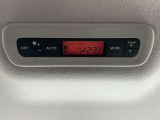 後席も車内の温度管理がワンタッチで簡単に出来るのがオートエアコンです。これでいつでも快適ドライブが出来ます!