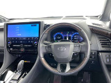 運転席まわりです。 各操作スイッチは使いやすい位置に配置されてます。