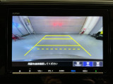 リバースギアに入れるだけで後方の表示へ切り替わります。夜間や雨の日の駐車も楽になりますよ。