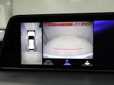パノラミックビューモニターを装備。駐車場や交差点でクルマを真上から見るように周囲を確認できます。機能の詳細は販売店スタッフまでおたずねください。