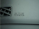 ◆助手席エアバッグ◆SRSエアバッグは、シートベルトだけでは防ぎきれない衝突時の衝撃から乗員を守るための安全装置。衝突時に瞬時に膨らみ、頭部や胸部がダッシュボードに直接衝突するのを防ぎます。