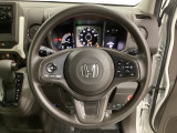 ハンドルにHondaセンシング系のクルーズコントロールやレーンキープアシストなどのスイッチと、オーディオの操作スイッチが装備されています。ハンドルから手を離さず安全に操作できます。