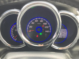 速度や燃料残量などの情報が運転席から確認しやすく、表示をひと目で把握できる配置です。点灯する表示灯も含め、運転中に必要な情報を確認する際に役立ちます。