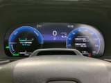 速度や走行に関する情報をまとめて表示し、必要な内容を運転席から確認しやすいレイアウトです。表示が整理されており、日々の運転時にも状況を把握しやすくなっています。