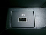 純正オプション品のUSBポートが装備されていますので、お手持ちのスマートフォンやタブレットの充電が可能です♪