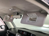 【サンバイザー】車内で身だしなみを整えるためのバニティミラーがセット。お化粧直しや髪型のチェックに活用できます。
