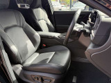 内装カラーはブラックです。運転席シートにヘタレありますが気になる臭いや汚れはございません。