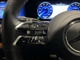 ステアリングボタンは、使いやすいデザインでございます。ステアリング付近のレバーや、ステアリングボタンで追従機能の操作も可能でございます。