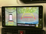 後方の映像に加え、車両周囲を上から見た表示も確認できます。画面上には駐車時の目安となるガイド線も表示され、駐車スペースへの出し入れや後退時の確認をサポートします。