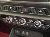 【左右独立オートエアコン】左右独立型、いわゆるデュアルエアコンです。運転席と助手席でそれぞれお好みの温度を設定可能です。