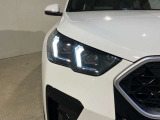 LEDヘッドライト 先進のLEDテクノロジーを採用。キセノンライトを上回るコントラストで明るく輝きます。夜間や悪天候時の日中でも優れた視野性を発揮し安全性と快適性を高めます。