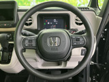 手元には複数のスイッチがまとまり、運転姿勢を保ちながら各種機能へアクセスしやすい配置です。メーターとの位置関係も見やすく、日々の運転をサポートします。視認性にも配慮されています。