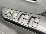 【電動格納ミラー】サイドミラーは電動格納式となっており、狭い駐車場でもキズがつくリスクを抑えられます。