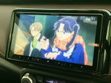 画面いっぱいに映像を表示でき、停車中の休憩時間にテレビ番組を視聴できます。見やすい大画面で楽しめるため、待ち時間も車内でゆったり過ごしたい方にうれしい装備です。
