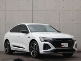 ●Audiが最初に採用したLEDポジショニングランプ。シャープなラインで昼間でも点けていたいと思うほど上品でオシャレです。夜間走行時はさらに目立ちます!