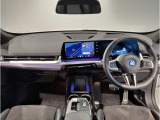 BMWの運転席はドライバーオリエンテッドという構造を採用。ドライバー目線の操作がしやすい設計になっており、ドライブ中にも目線の移動が少なく運転中にも簡単に操作ができます。