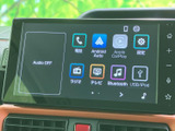 画面には電話やラジオ、テレビ、Bluetooth、USBなどのメニューが表示され、目的の項目を見つけやすい構成です。Android AutoとApple CarPlayにも対応する表示が確認できます。