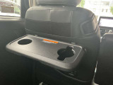 運転席、助手席後ろにはセカンドシート用テーブル&ドリンクフォルダーを装備しております♪