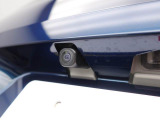 後退時に車両の後ろ側をモニター画面に表示します。車庫入れなどでバックする際に後方確認ができて便利です。車庫入れが苦手な人もこれで安心。