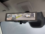 インテリジェントルームミラー搭載で、車の後方に設置されたカメラ映像を映し出してシートバックやヘッドレスト、同乗者に視界が遮られることがなく視認性が非常に良いです