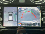 上空から見下ろしているかのような映像をディスプレイに映し出し、スムースな駐車をサポートします。画面は「トップビュー」のほか「サイドブラインドビュー」への切り換えが可能。ますます安心です