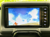 停車中に映像やテレビを楽しめる画面を備え、休憩時間の過ごし方にも幅が広がります。画面表示と周辺ボタンがまとまり、必要な操作を確認しやすい配置です。