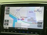 画面上に地図を表示でき、地名や周辺道路を確認しながら目的地までのルート案内に活用できます。タッチパネルで情報を見やすく、慣れない場所へのお出かけや日常の移動をサポートします。