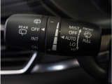 【オートワイパー機能】レバーをAUTOの位置にしているとき、レインセンサーが雨を感知すると、雨量に応じて、ワイパーが自動で作動します。