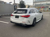 スタイリッシュなエクステリアと高い実用性を両立。走り去る姿も魅力的。街中での存在感が際立ちます。