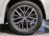 BMWの純正アロイホイールは軽量かつ強度にも優れているホイールで走行性能を引き上げる設計になっております。足元にもBMWは妥協がなくこだわっている個所になります。