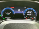 速度やシフト位置、各種情報がメーター内に表示され、運転に必要な状況を確認しやすい配置です。中央の表示も見やすく、走行中に視線の移動を抑えながら情報を把握するのに役立ちます。