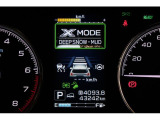 X-MODEは路面に応じてモードを選択するだけで4輪の駆動力やブレーキなどを最適にコントロール。悪路からのスムーズな脱出をサポートします。