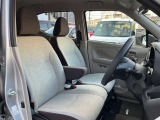 運転席も広々でゆったり気分で運転できます♪シフトノブをダッシュボード側に配置したので運転席から助手席への移動が簡単にできるんです。