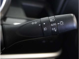 【オートライト】周囲の明るさに応じて自動でヘッドライトの点灯・消灯ができる機能です。ライトの付け忘れ・消し忘れなどが無くなり、雨の日や夕方の走行も安心。トンネル通過時も便利です。