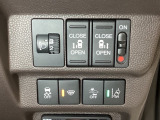 両側電動スライドドアは運転席から操作ができるよう、操作スイッチが付いています。Hondaセンシング用のVSA(ABS+TCS+横滑り抑制)解除と路外逸脱抑制機能のオンオフスイッチなどがあります。