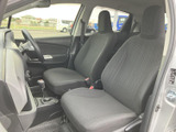 前席は運転席と助手席が並び、座面の形状も確認できる室内空間です。窓から外の様子が見渡せ、乗り降りの際にも足元やシートまわりを確かめやすい配置となっています。