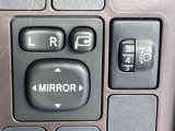【電動格納ミラー】サイドミラーは電動格納式となっており、狭い駐車場でもキズがつくリスクを抑えられます。