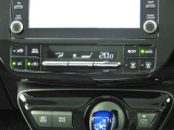 オートエアコンを装備しておりますので、四季を通じて車内を快適な温度に保つことが出来ます!高級感が有りますね!