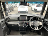 前方へ広がる視界と見通しのよい運転席まわりで、周囲の様子を確認しやすい空間です。シートや足元もすっきりまとまり、乗り降りから日々の移動まで快適にお使いいただけます。