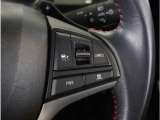 【アダプティブクルーズコントロール】センサーが前方車を検知し、運転者がアクセルペダルやブレーキペダルを踏まなくても、設定した速度での走行や、前方車との車間距離を一定に保つ追従走行ができます。