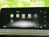 AM・FMや交通情報、Bluetooth、USBなど、音源の選択肢が画面に表示されています。使いたい音源を確認しやすく、通勤から遠出まで、その日の気分や利用シーンに合わせて楽しめます。