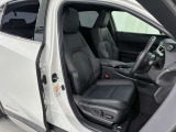 運転席と助手席です。クリーニング専門のスタッフにより隅々まできれいに仕上げております。乗り出しから気持ちよくお使いいただけます。